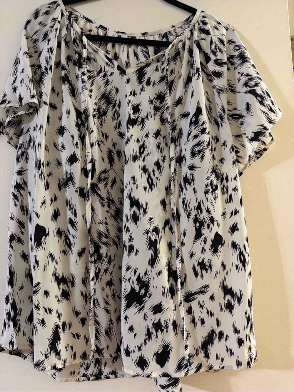 Black & White Printed Tie-Neck Women's Top